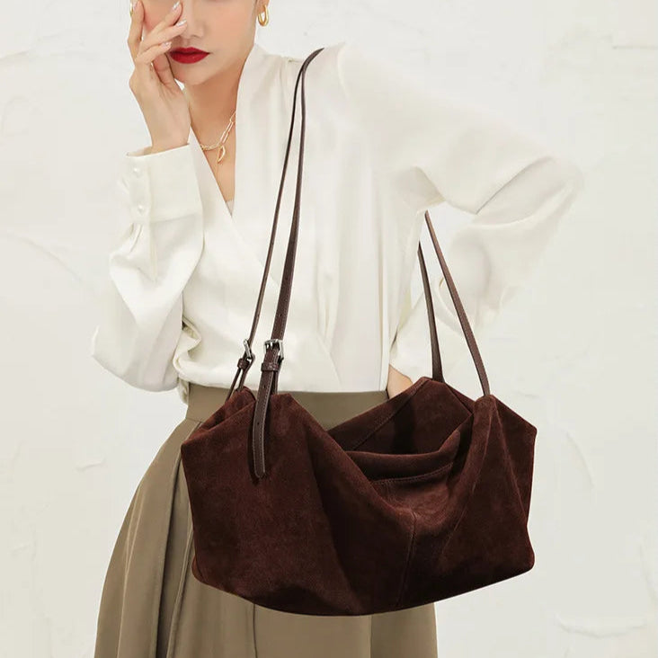 Bolsa de travesseiro de axila de camurça com design de nicho de outono e inverno, versátil para deslocamento, ombro único de grande capacidade de couro fosco