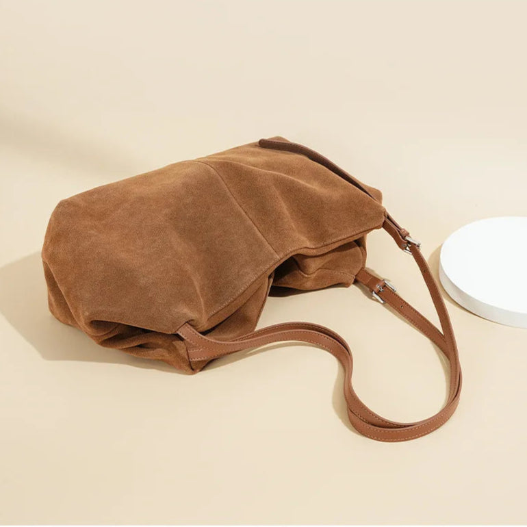 Bolsa de travesseiro de axila de camurça com design de nicho de outono e inverno, versátil para deslocamento, ombro único de grande capacidade de couro fosco