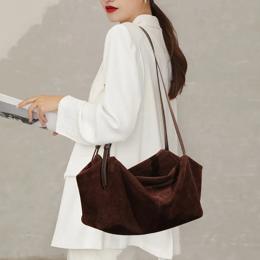 Bolsa de travesseiro de axila de camurça com design de nicho de outono e inverno, versátil para deslocamento, ombro único de grande capacidade de couro fosco
