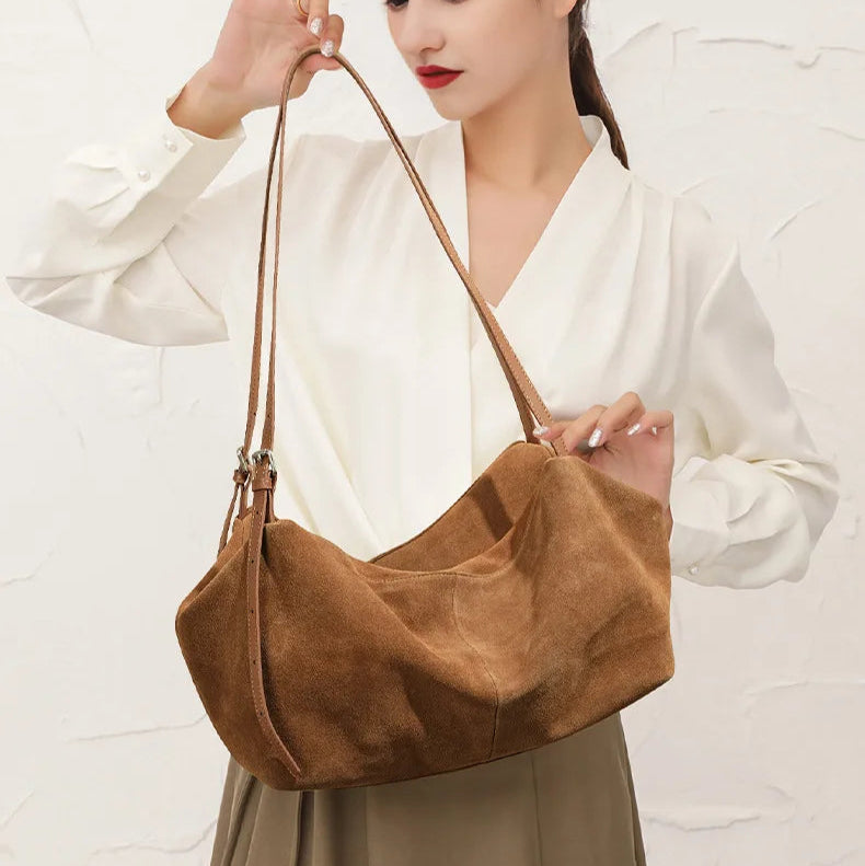 Bolsa de travesseiro de axila de camurça com design de nicho de outono e inverno, versátil para deslocamento, ombro único de grande capacidade de couro fosco