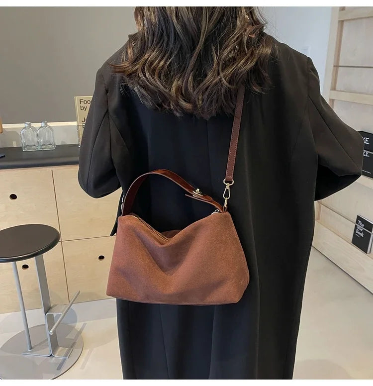 Bolsa retrô avançada para mulheres 2024 nova bolsa de ombro fosca texturizada com grande capacidade bolsa crossbody para deslocamento