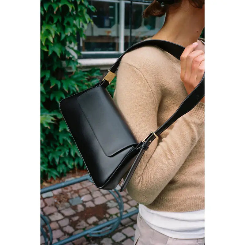 Nova bolsa feminina moda sacos de ombro flip capa cor sólida saco de mão lazer versátil nicho design commuter axilar sacos