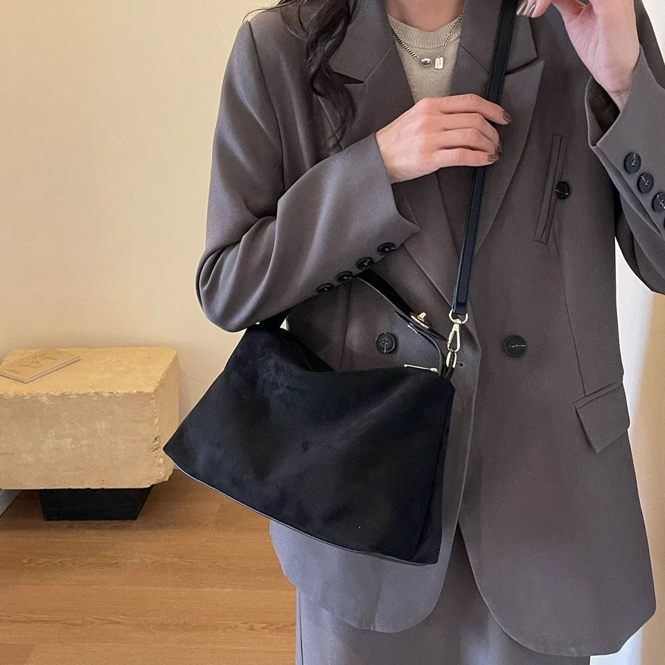 Bolsa retrô avançada para mulheres 2024 nova bolsa de ombro fosca texturizada com grande capacidade bolsa crossbody para deslocamento