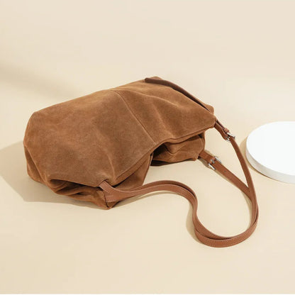 Bolsa de travesseiro de axila de camurça com design de nicho de outono e inverno, versátil para deslocamento, ombro único de grande capacidade de couro fosco