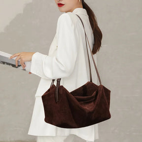 Bolsa de travesseiro de axila de camurça com design de nicho de outono e inverno, versátil para deslocamento, ombro único de grande capacidade de couro fosco