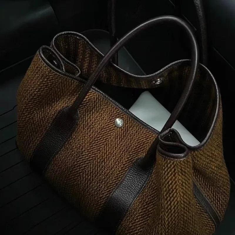 Novo nicho pequeno alto nível de aparência moda feminina temperamento lã ombro único carregando grande saco tudo-em-um mochila