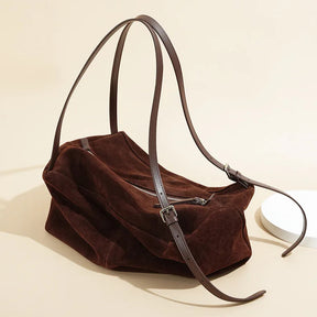 Bolsa de travesseiro de axila de camurça com design de nicho de outono e inverno, versátil para deslocamento, ombro único de grande capacidade de couro fosco