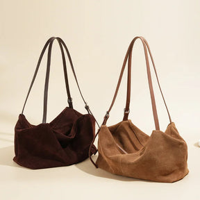 Bolsa de travesseiro de axila de camurça com design de nicho de outono e inverno, versátil para deslocamento, ombro único de grande capacidade de couro fosco