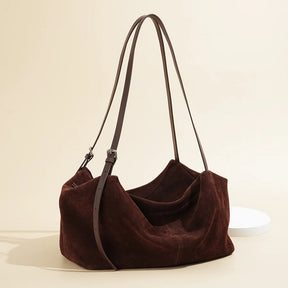 Bolsa de travesseiro de axila de camurça com design de nicho de outono e inverno, versátil para deslocamento, ombro único de grande capacidade de couro fosco