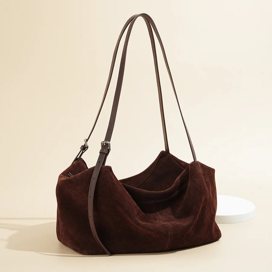 Bolsa de travesseiro de axila de camurça com design de nicho de outono e inverno, versátil para deslocamento, ombro único de grande capacidade de couro fosco