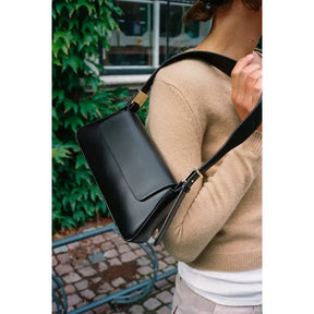 Nova bolsa feminina moda sacos de ombro flip capa cor sólida saco de mão lazer versátil nicho design commuter axilar sacos